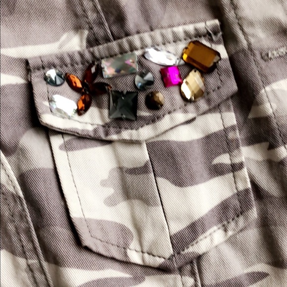 Buckle camo jacket & layering tops - Picture 2 of 6